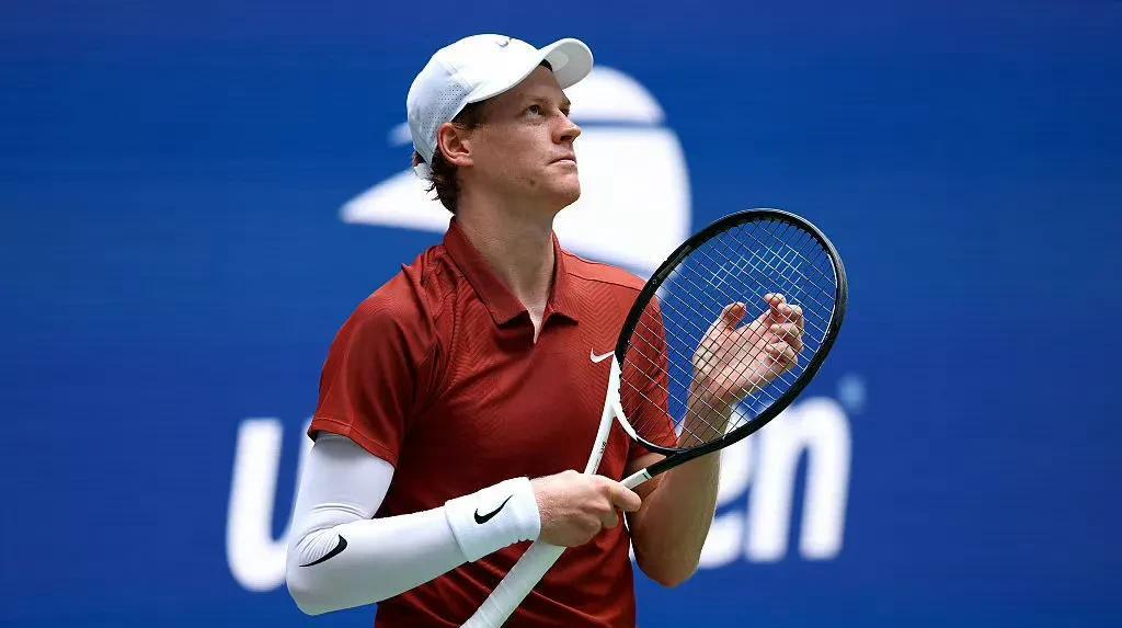 开云体育登录-网球惊险逆转取胜，粉丝狂欢不已