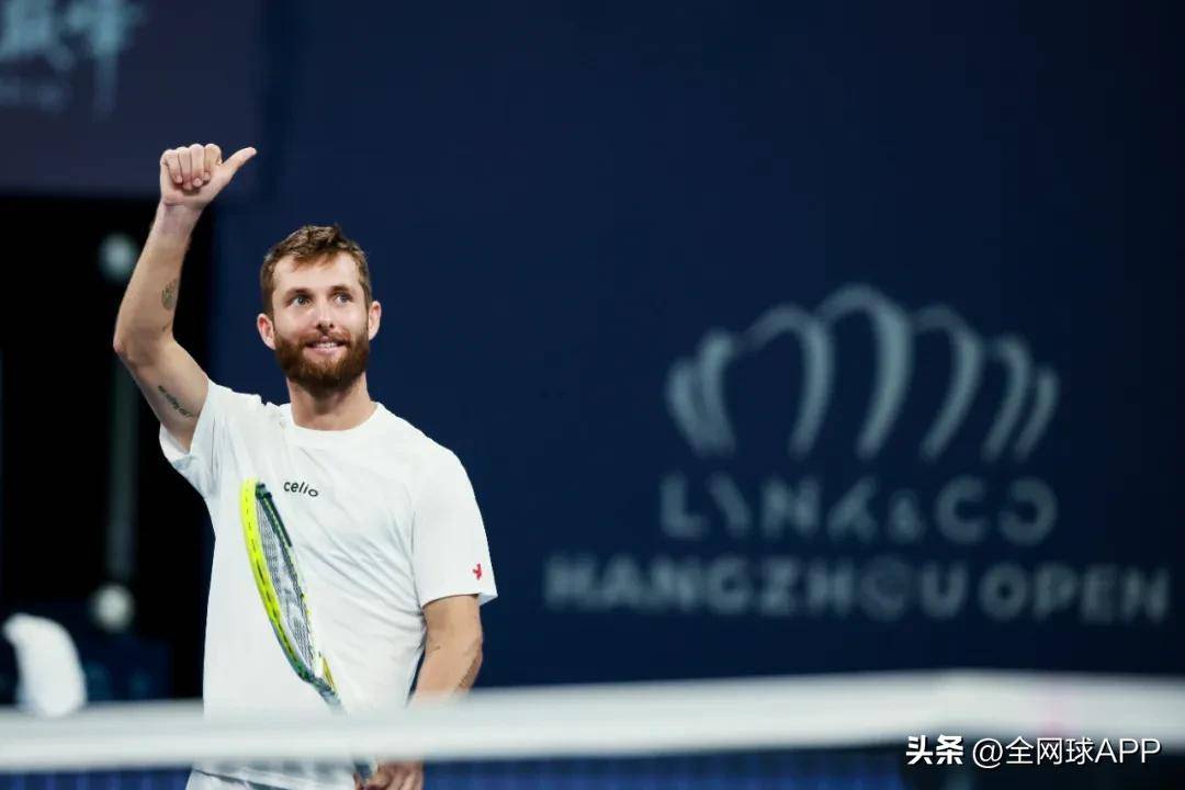 网球惊险逆转取胜，粉丝狂欢不已