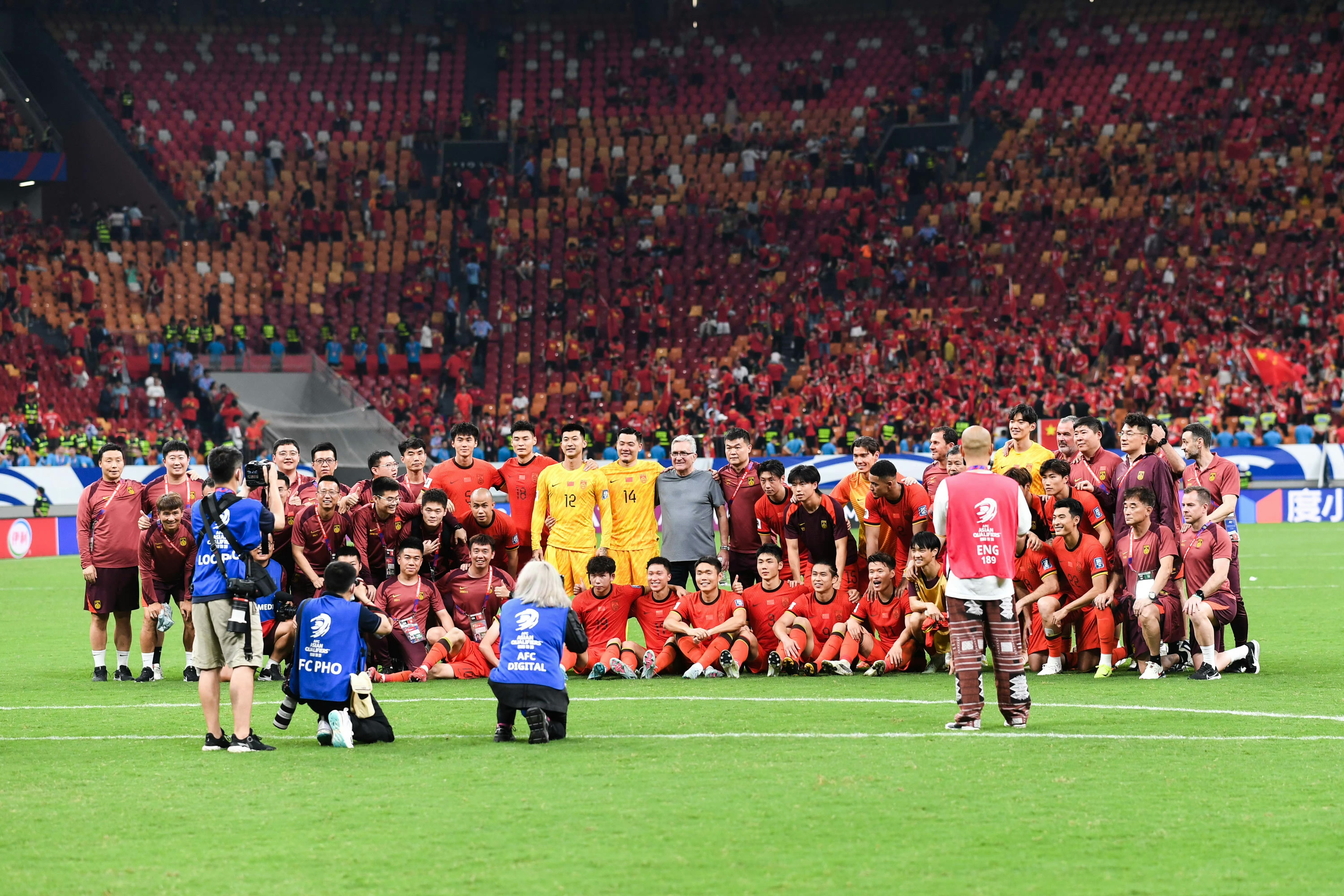 包含场面火爆！足球观众席沸腾不已的词条